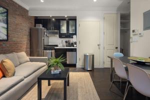 Kuchyň nebo kuchyňský kout v ubytování Explore NYC! Cozy 2BR in Prime Location