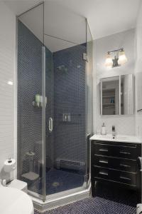 Koupelna v ubytování Explore NYC! Cozy 2BR in Prime Location