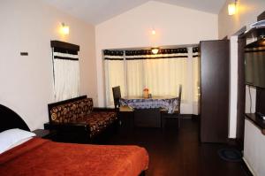 乔奥诺奥尔Park corner Home stay的一间卧室配有一张床和一张餐桌
