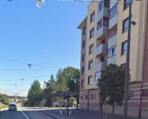 a car is parked next to a tall building at Apartamento bulevar jacuzzi centro in Burgos
