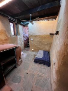 eine Innenansicht eines Zimmers mit einem Bett in einem Zimmer in der Unterkunft Mrudaranya the Earth Tech Pod in Panchgani