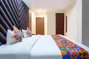 Postel nebo postele na pokoji v ubytování FabHotel Occazia Paradise - Nr Janki devi High School