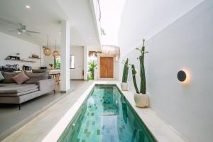 a living room with a swimming pool in a house at Villa Alveena in Tumbak Bayuh in Tumbak Bayuh +40 photos