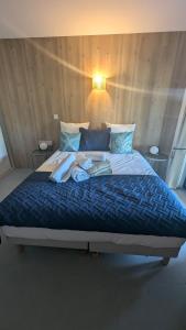 Postel nebo postele na pokoji v ubytování Appart 70m2 avec loggia, piscine à débordement vue mer + 38 fotografií