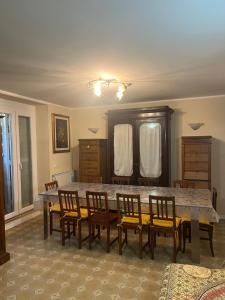a dining room with a large table and chairs at Casa SoleMare a pochi passi dalla spiaggia di Terracina in Terracina
