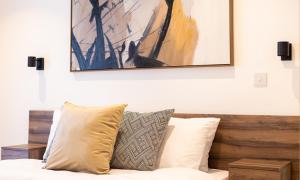 una pintura sobre una cama con almohadas en Awesome 2 bedroom Space Available, en Accra