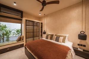 Giường trong phòng chung tại Bedouin House Pererenan