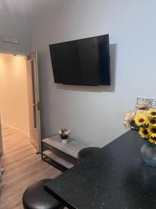 Una televisión o centro de entretenimiento en Deluxe en-suite bedrooms in CV2