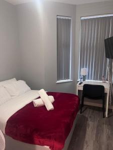 Una cama o camas en una habitación de Deluxe en-suite bedrooms in CV2