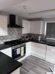 Una cocina o cocineta en Deluxe en-suite bedrooms in CV2 4 fotos más