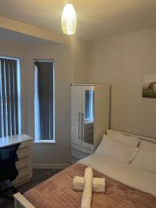 Una cama o camas en una habitación de Deluxe en-suite bedrooms in CV2