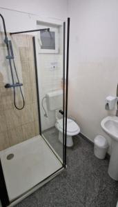 ブカレストにあるHOTEL Vitan273のシャワー、トイレ、洗面台付きのバスルーム +11枚の写真