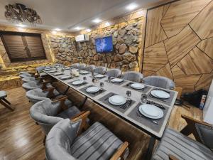 a conference room with a long table and chairs at Mountain paradise Премиум дача в Чимгане in Chimgan