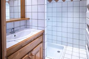 Bilik mandi di Warm 2-bedroom apartment near the Tourist Office +7 gambar