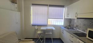 Kuchyň nebo kuchyňský kout v ubytování ALBERGUE CRISTINA habitaciones con baño privado y mini cocina