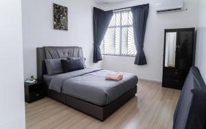Ένα ή περισσότερα κρεβάτια σε δωμάτιο στο Modern Sanctuary Home near Taiping Lake Garden +59 φωτογραφίες