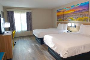 Postel nebo postele na pokoji v ubytování Days Inn by Wyndham Norman