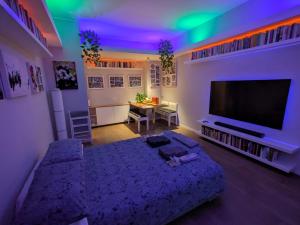 un soggiorno con divano e TV a schermo piatto di Relax in Milano - Ventura - Lambrate - Città Studi a Milano Altre 42 foto