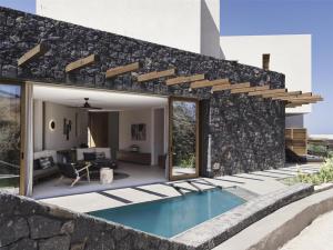 Bazen u objektu Magma Resort Santorini, In The Unbound Collection By Hyatt ili u blizini