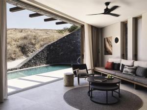Bazen u objektu Magma Resort Santorini, In The Unbound Collection By Hyatt ili u blizini