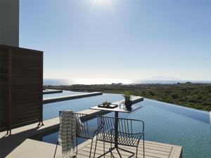 Bazen u objektu Magma Resort Santorini, In The Unbound Collection By Hyatt ili u blizini
