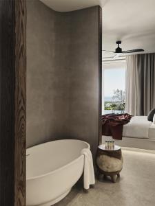 Kupaonica u objektu Magma Resort Santorini, In The Unbound Collection By Hyatt
