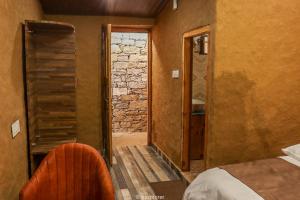 Een bed of bedden in een kamer bij Basho Mud Huts