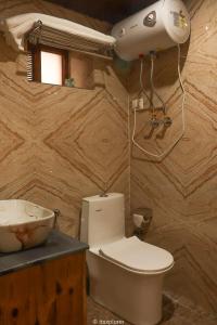 Een badkamer bij Basho Mud Huts