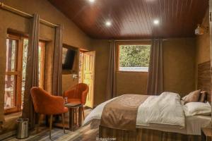 Een bed of bedden in een kamer bij Basho Mud Huts