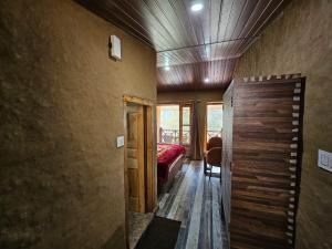 Een bed of bedden in een kamer bij Basho Mud Huts