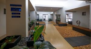 Essence Apartments Chermside في بريزبين: ممر به نباتات في مبنى