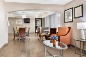 TV a/nebo společenská místnost v ubytování Quality Inn & Suites Decatur Priceville I-65