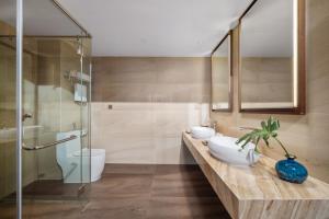 Canvas Danang Beach Hotel的一间浴室