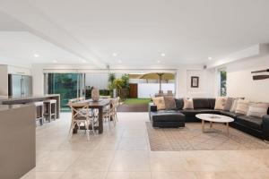 Χώρος καθιστικού στο 9 Depper Street - Large Residence Entire 6 Bed House