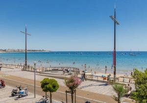 a group of people on a beach near the water at Évadez vous à deux pas de l'océan ! Maison tout confort à seulement 6 min de la plage à vélo in Les Sables-dʼOlonne