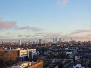 ein Blick auf eine Stadt mit einer Skyline in der Unterkunft Modern and central 1BR Flat with Skyline View in London