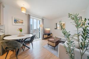 Ein Sitzbereich in der Unterkunft Modern and central 1BR Flat with Skyline View