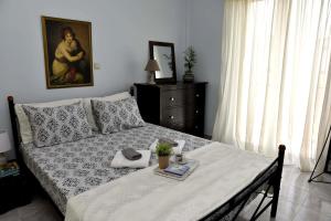 Un dormitorio con una cama y una mesa con bandeja. en Mailia Lagoon, en Vivari