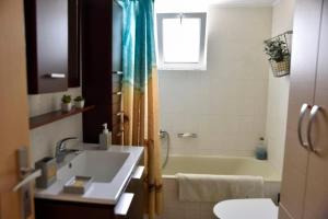 Un baño con bañera y lavabo. en Mailia Lagoon, en Vivari 28 fotos más