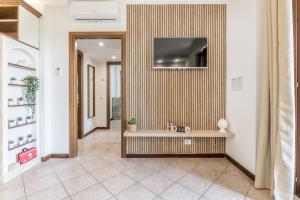 a hallway with a television on a wall at Relax House Fonte Nuova - Relax a pochi minuti da Roma in Fonte Nuova