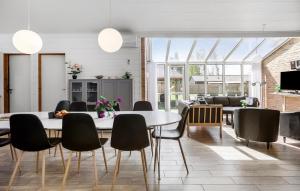 Μια τηλεόραση ή/και κέντρο ψυχαγωγίας στο Stunning Home In Væggerløse With Sauna