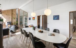 Χώρος καθιστικού στο Stunning Home In Væggerløse With Sauna