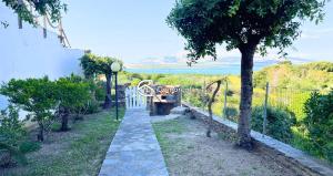 a pathway leading up to a house with a tree at Panorama sul mare in Stintino