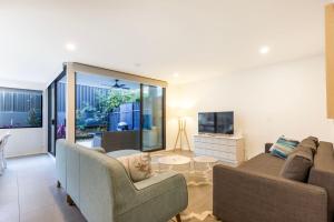 赫斯基森Husky Sands I Pet Friendly I 5 Mins Walk to Beach的带沙发和电视的客厅