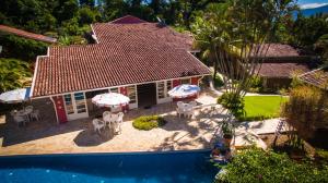 una vista aérea de una casa con piscina en Hotel Ilhasol, en Ilhabela
