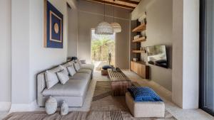 un salon avec un canapé et une télévision dans l'établissement Panorama Villas Ceningan, à Nusa Lembongan