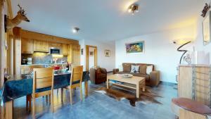 uma cozinha e sala de estar com uma mesa e um sofá em Hauts de Veysonnaz HV1 011 - SAUNA apartment 4 per em Veysonnaz