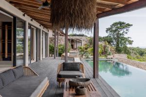 une terrasse extérieure d'une maison avec piscine dans l'établissement Panorama Villas Ceningan, à Nusa Lembongan
