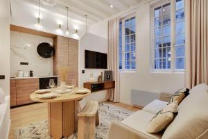 Televízia a/alebo spoločenská miestnosť v ubytovaní Charming apartment - 1BR-4P - AC - Marais
