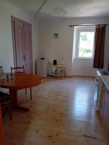 a living room with a table and a window at Nerezine centrum _ apartmán pro 2 osoby in Nerezine